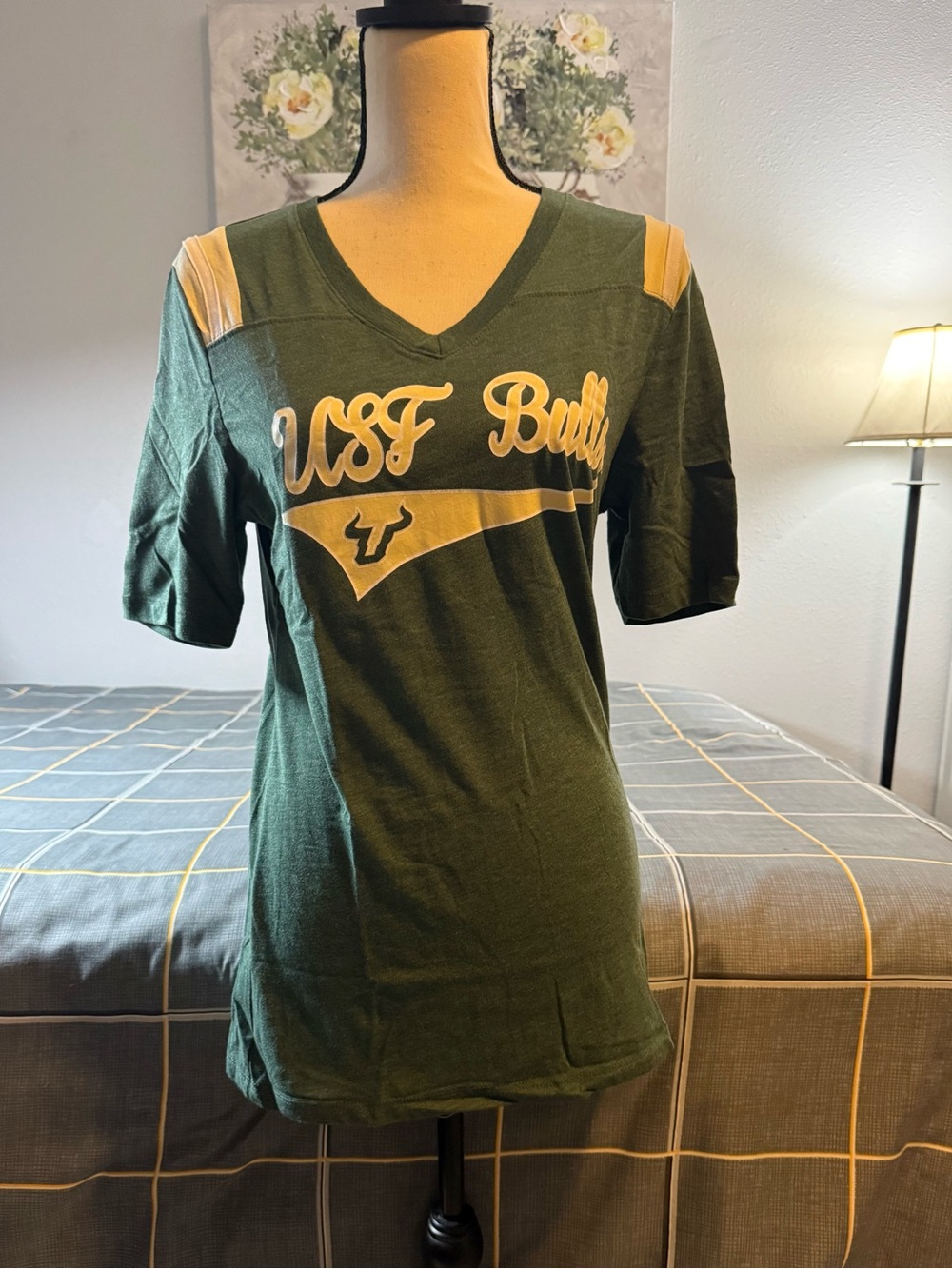 🏈♥️NWOT Colosseum Women's Green and Yellow V-Neck USF Tee Size Large